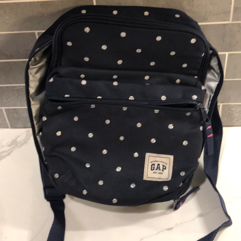 Gap lunch box with strap